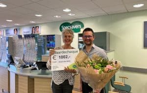 Specsavers Den Helder overhandigt cheque aan Hospice