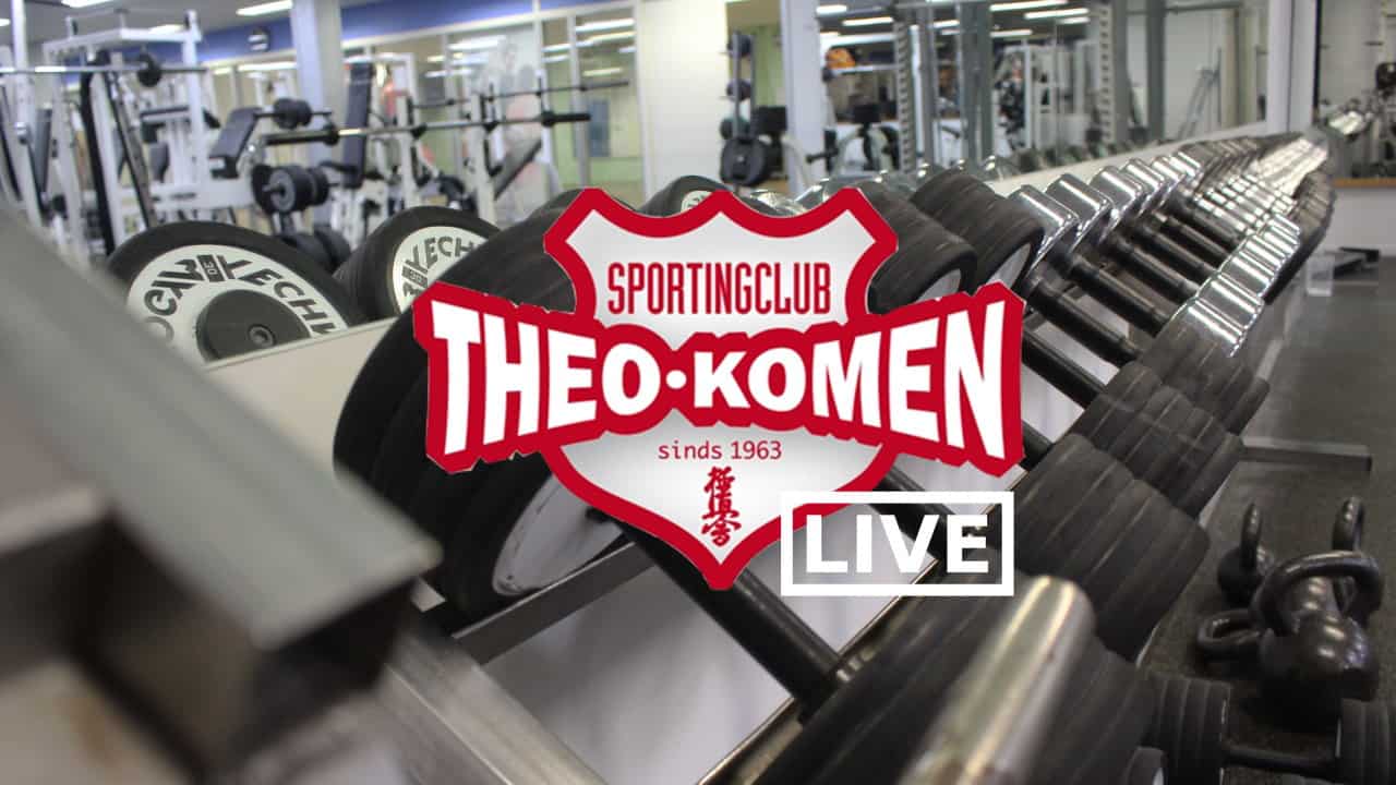 Sportschool geeft les in de woonkamer