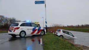 Auto te water op kruising Doggersvaart