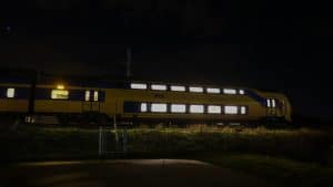 Trein staat stil op spoorbrug