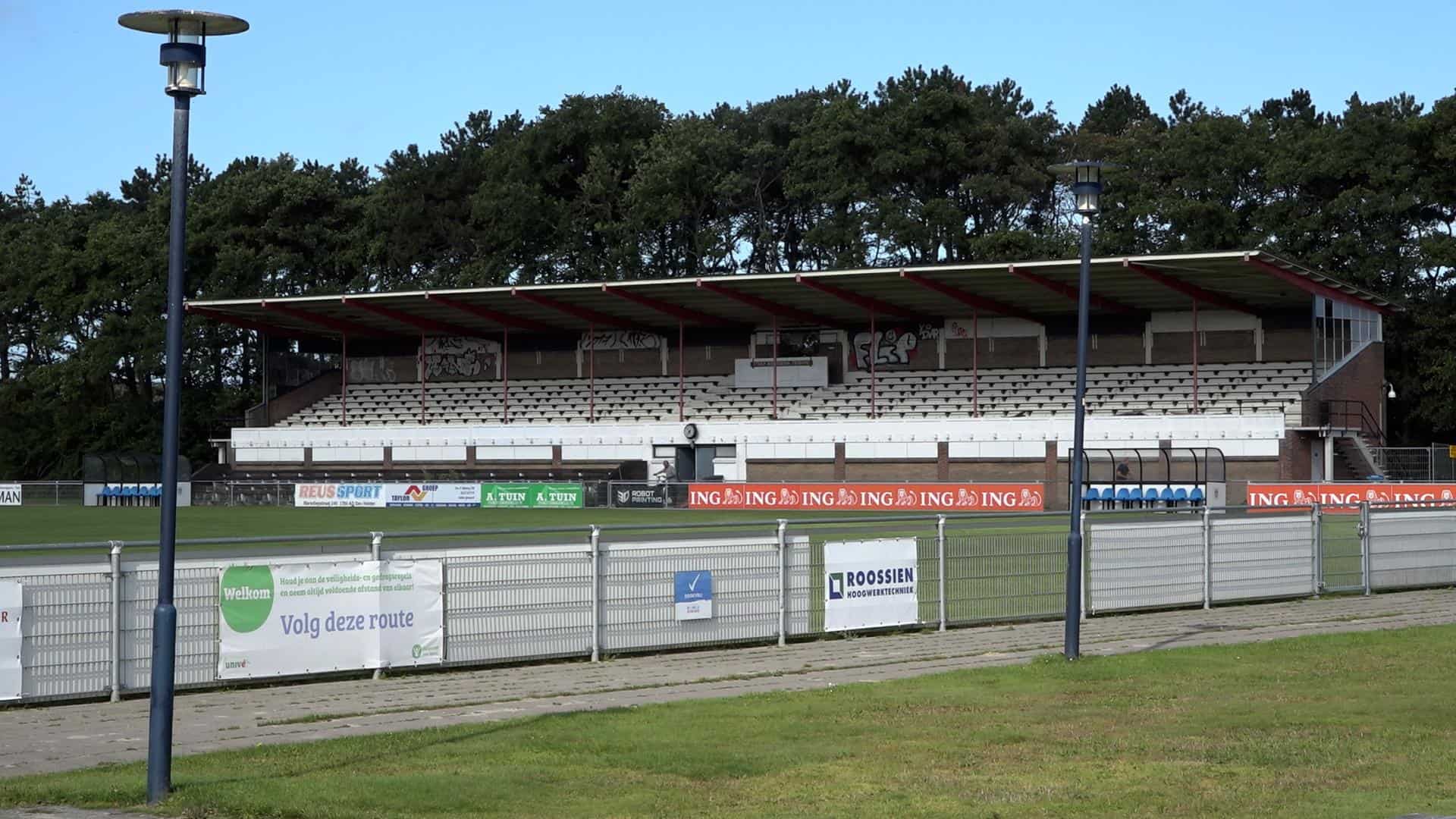 Werkzaamheden aan tribune FC Den Helder voor nieuwe seizoen (video)