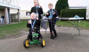 Kinderen vermaken zich bij camping Waddenzee op Race Track(video)