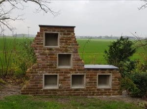 Urnenmuur op de begraafplaats bij de ruïnekerk in Oude Niedorp