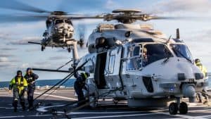 Trio maritieme helikopters oefent vanaf varend vliegveld