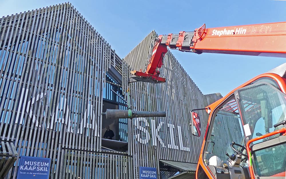 Kanon door voorgevel Museum Kaap Skil