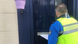 Politie en handhavers delen witte voetjes uit