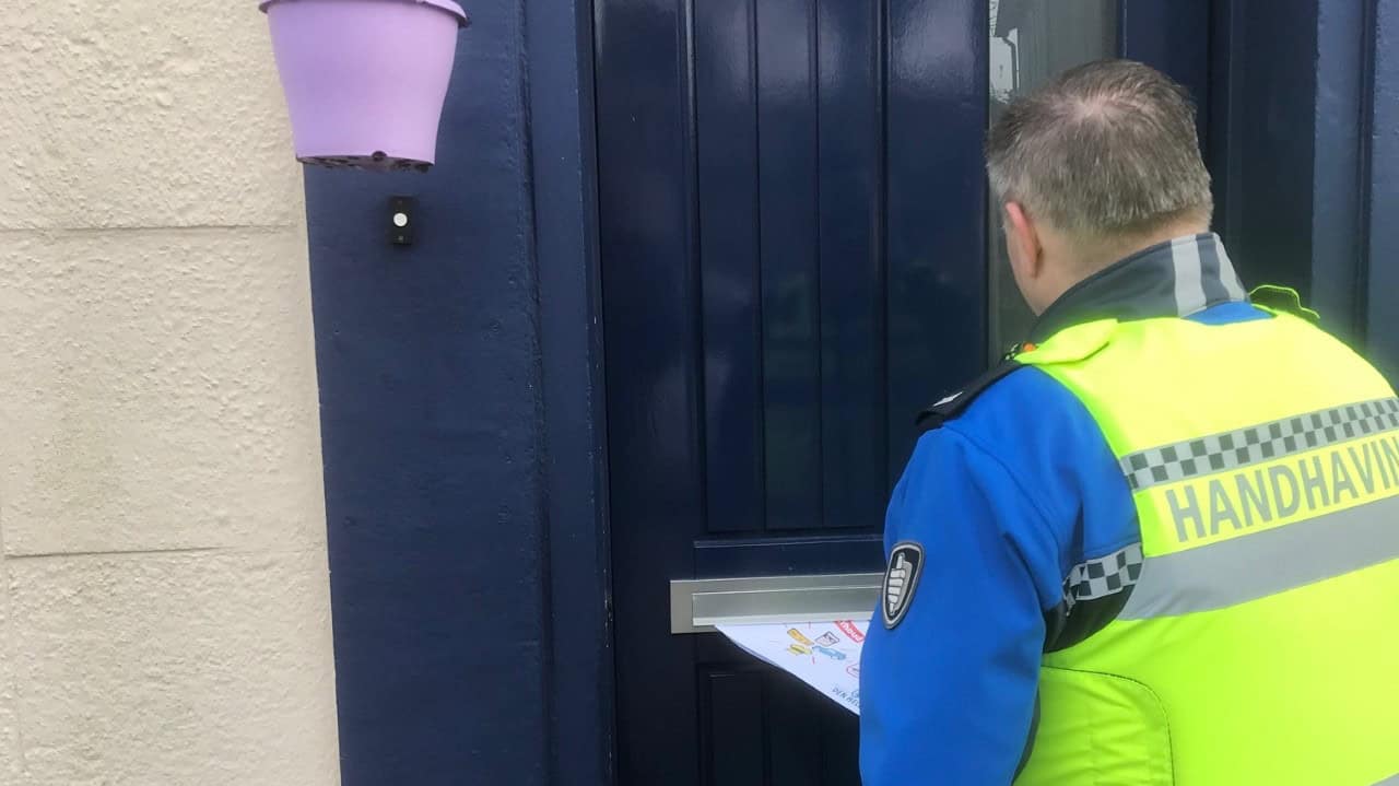 Politie en handhavers delen witte voetjes uit