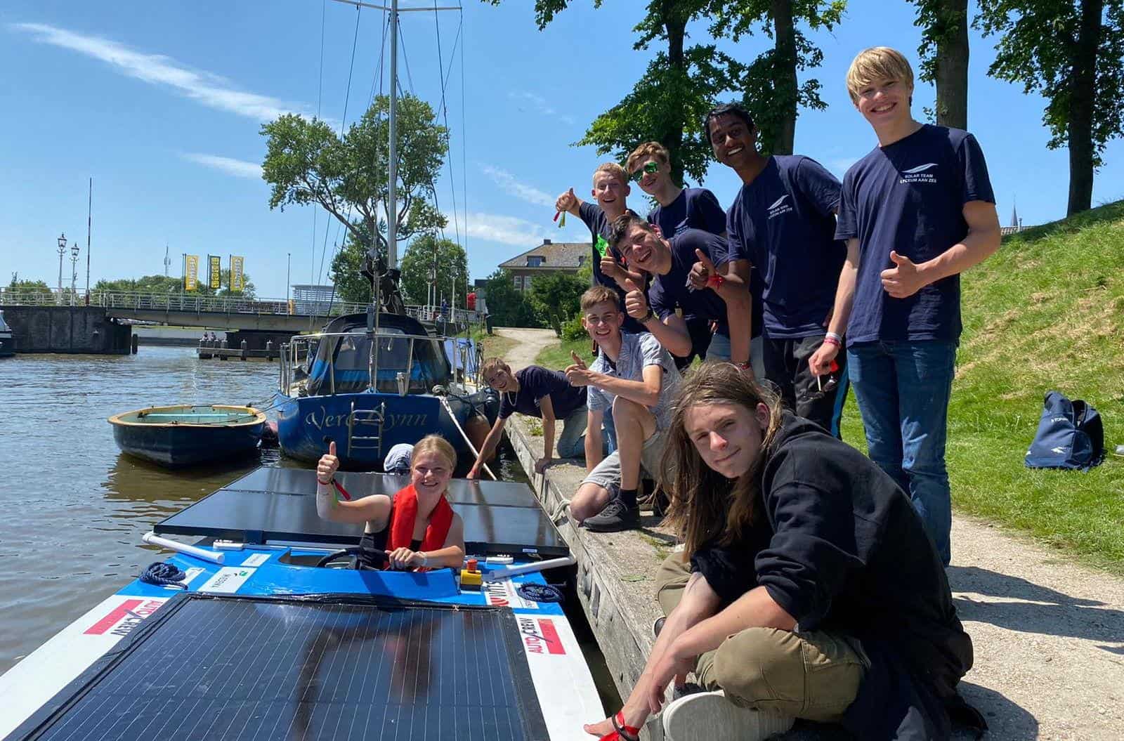 Lyceum aan Zee vaart derde etappe Elfstedentocht met Zonneboot