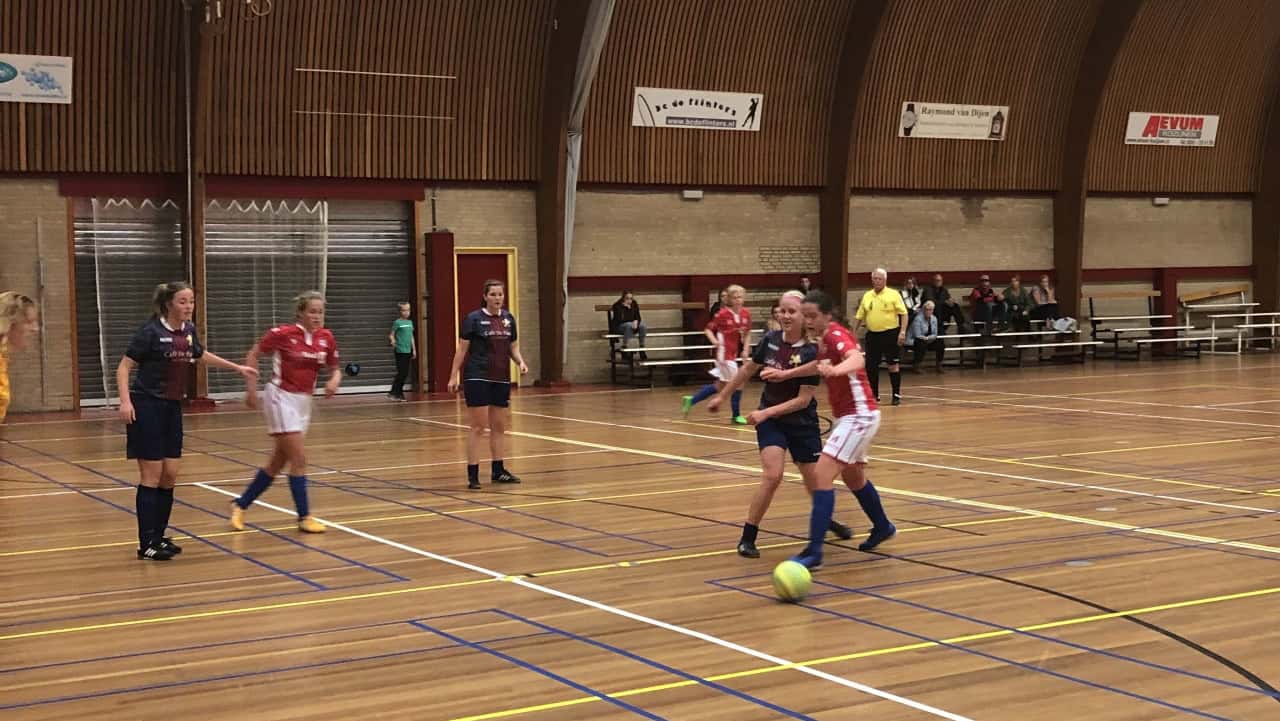 Zaalvoetbaldames Zeemacht pakken de punten