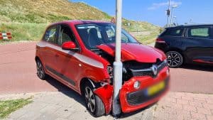 Automobilist crasht tegen lantaarnpaal