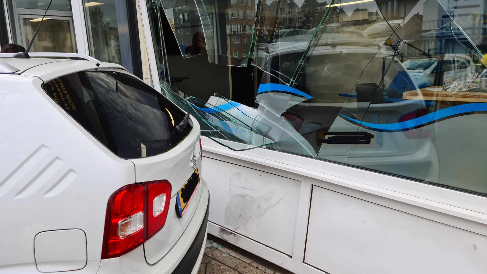 Automobilist rijdt binnen bij lokale omroep