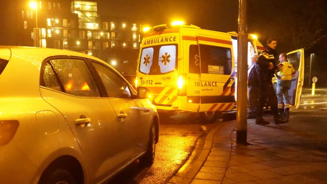 Fietsster geschept op rotonde