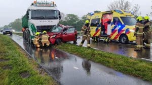 Gewonde bij aanrijding tussen vrachtwagen en auto in Slootdorp