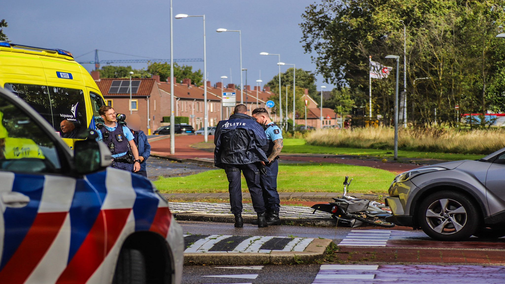 Automobilist ziet fietsster over het hoofd op kruising Schootenweg