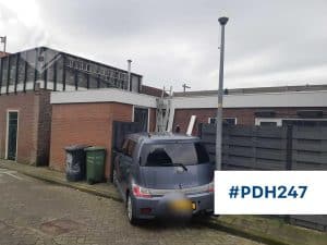Auto rijdt via lantaarnpaal achtertuin binnen