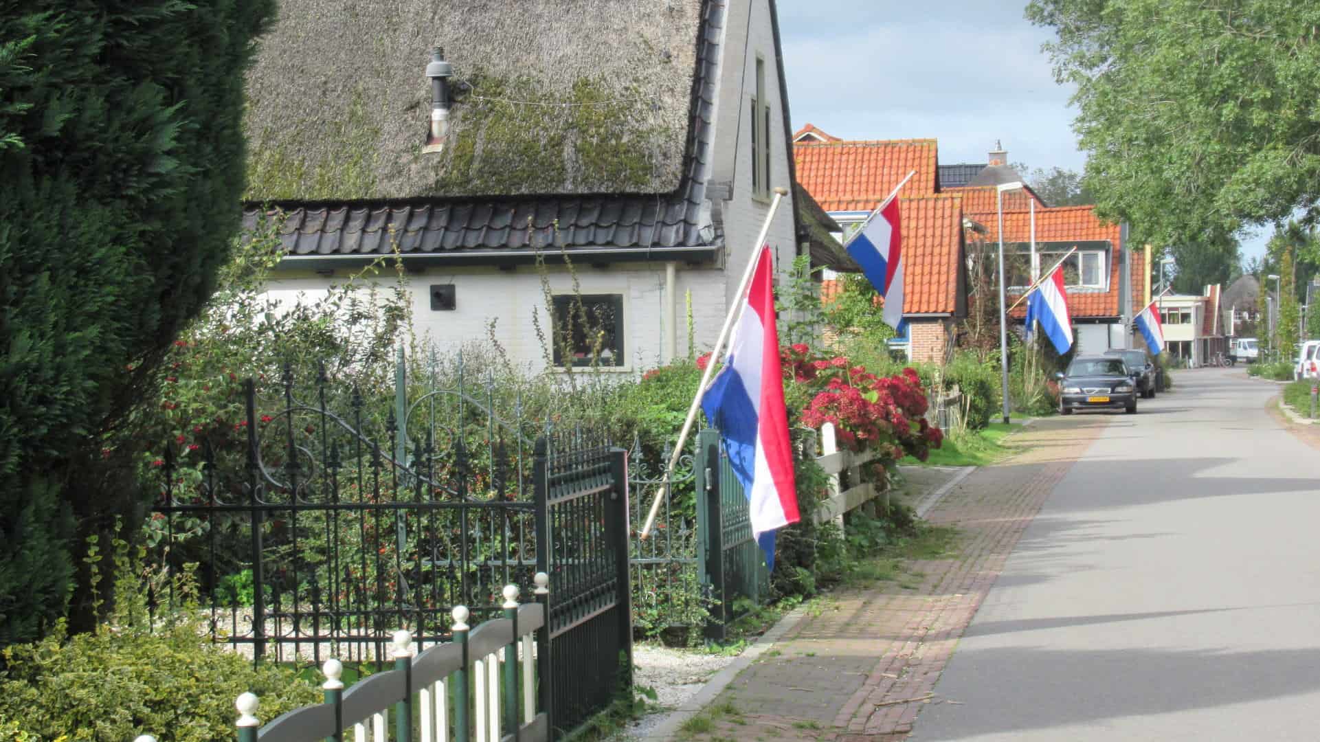 Vlaggen in Zijdewind halfstok voor Cees Raatgers