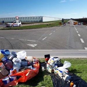 Flevoweg afgesloten na vondst giftig afval