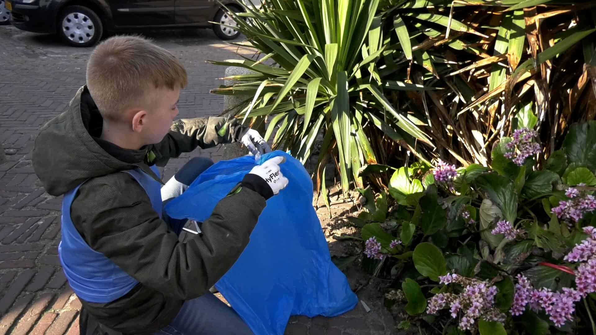 Leerlingen Jac P Thijsseschool ruimen buurtafval op (video)