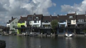Geelgroen huis mag niet geelgroen blijven (video)