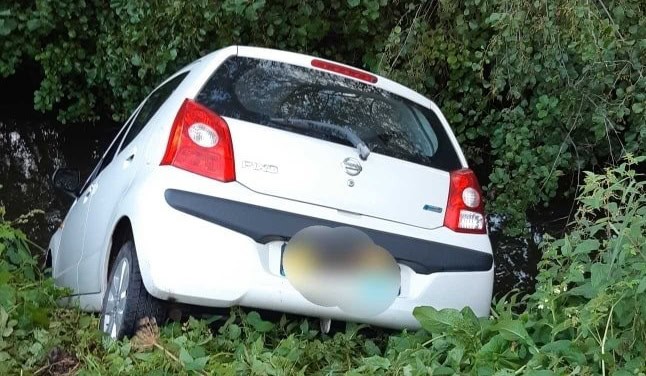 Auto in de sloot