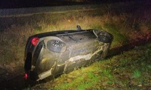 Auto door stuurcorrectie in sloot
