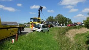 Auto PostNL botst op rotsblok