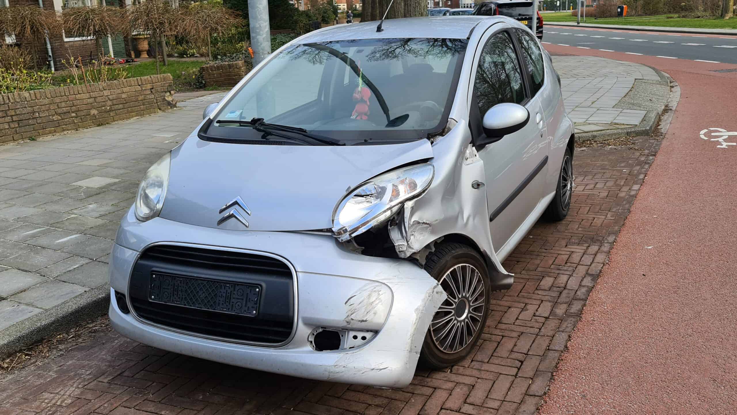 Auto rijdt tegen stadsbus aan