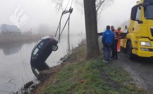 Auto te water in Breezand