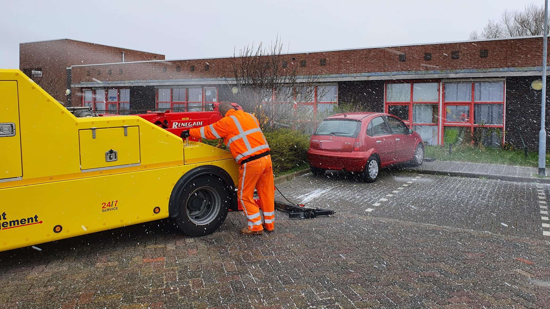 Auto tegen gevel bedrijfspand