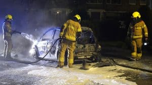 Auto brandt volledig uit in de Schooten