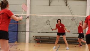 Zeemacht badmintonners onderuit tegen de Shuttle