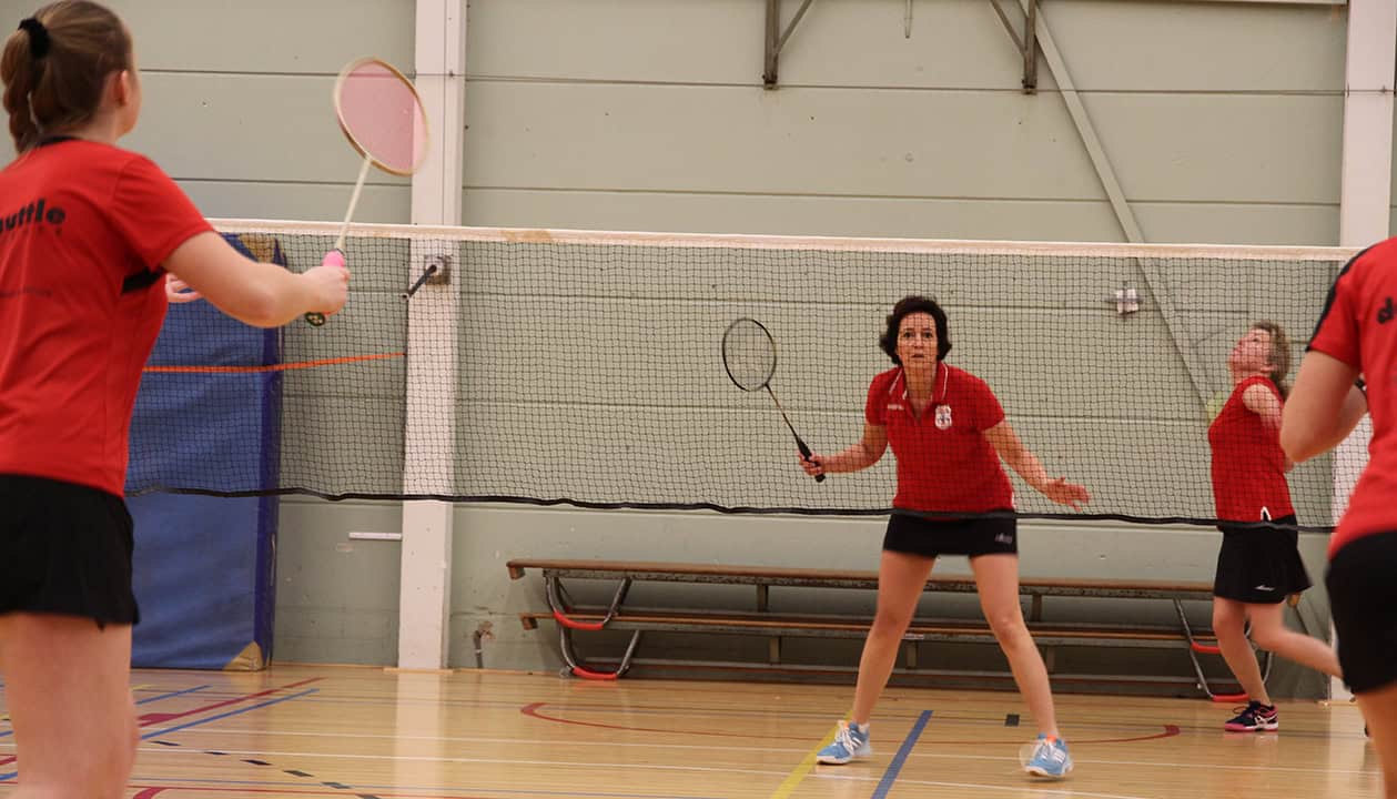 Zeemacht badmintonners onderuit tegen de Shuttle