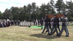 Bemanning van geborgen bommenwerper Nieuwe Niedorp 81 jaar na crash begraven