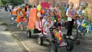 Toch een corso in Winkel, kinderen versieren fiets met zelfgeplukte dahlia’s