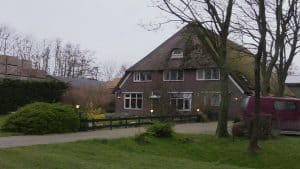 Brand in schuur achter boerderij