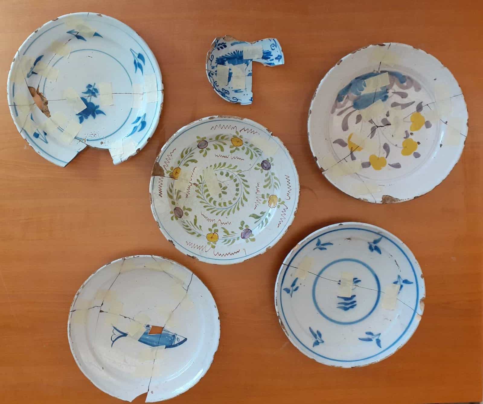 Eerste opgegraven borden gewassen en geplakt
