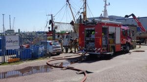 Brand op vissersboot in haven Den Oever