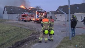 Woningen onbewoonbaar door brand in Julianadorp (video)