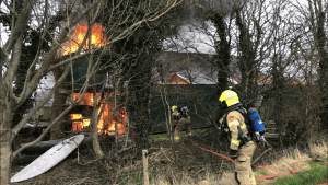 Schuur verwoest door uitslaande brand (video)