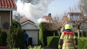 Flinke rookontwikkeling door brandende heg