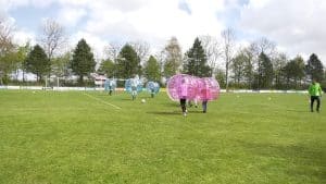 Jeugd vermaakt zich met bubbelvoetbal en Virtual Reality (video)