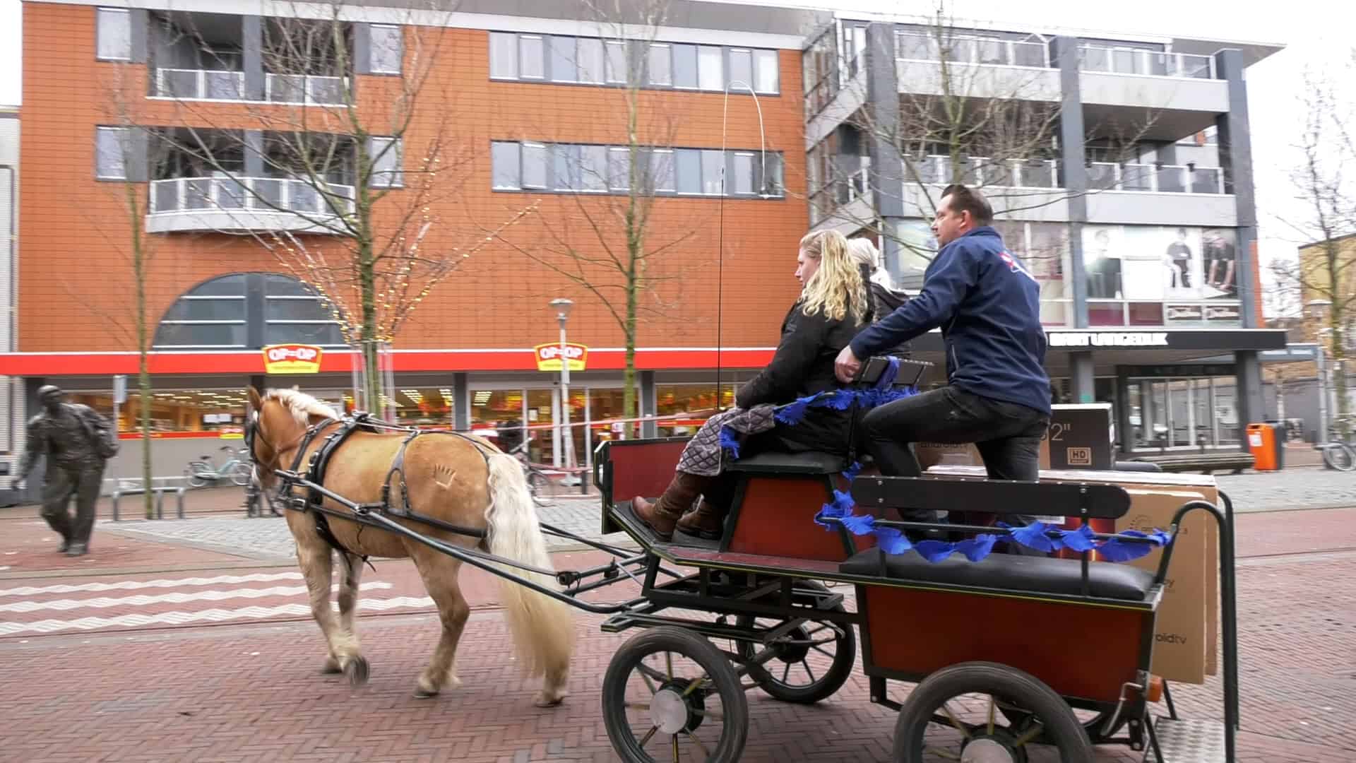 Electro World Combi Den Helder bezorgt pakketjes met paard en wagen (video)