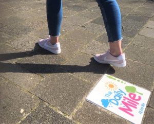 Kleurrijke Daily Mile-tegels cirkelen rond basisscholen De Schooten