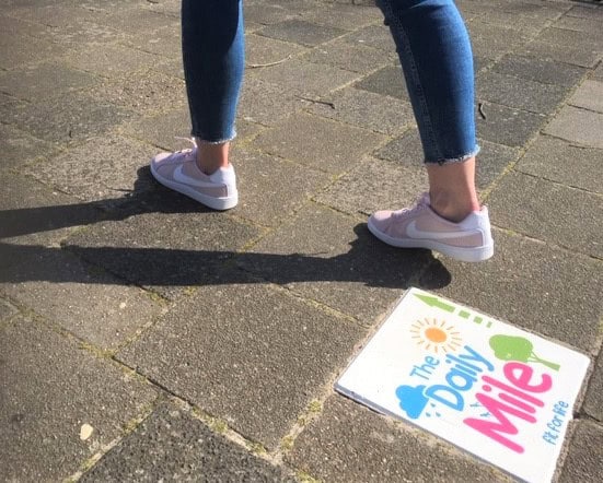 Kleurrijke Daily Mile-tegels cirkelen rond basisscholen De Schooten
