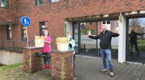 Siem Munster fleurt de verzorgingshuizen van Samen op