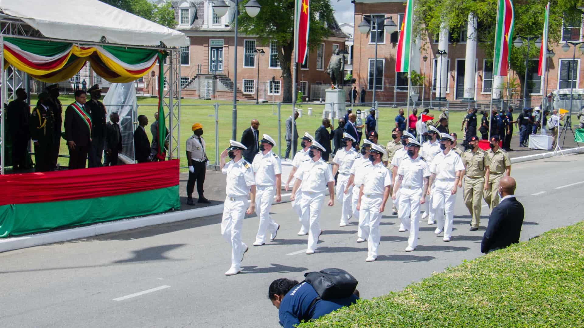 Deelname defilé Suriname sluit havenbezoek Zr.Ms. Pelikaan af