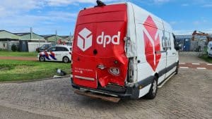 Bestelbus ramt rijdende vrachtwagencombinatie