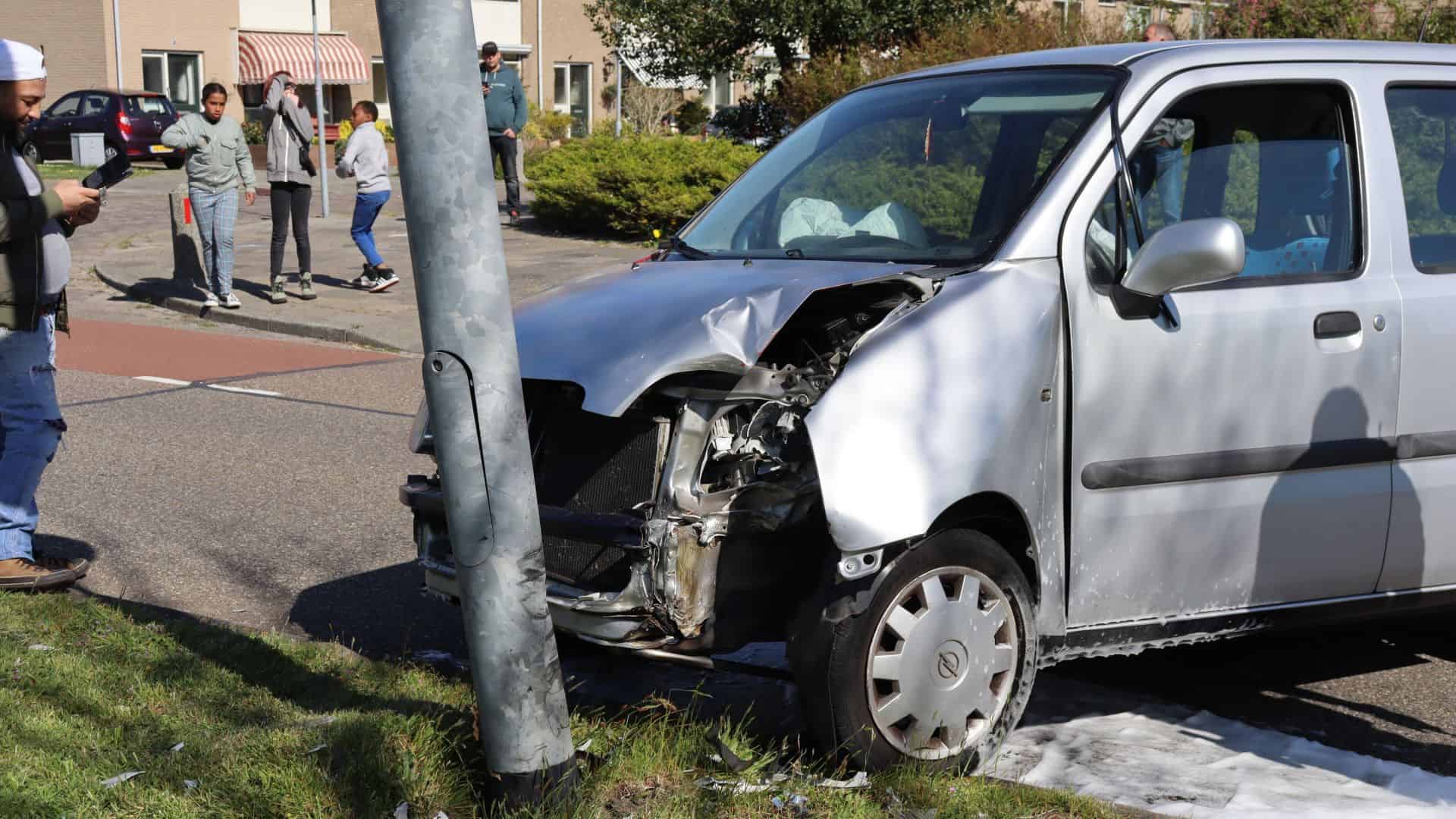Automobilist eindigt tegen lantaarnpaal