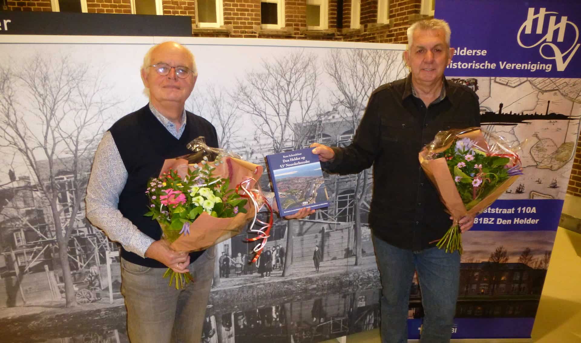 Uitreiking eerste boek Den Helder op 53° Noorderbreedte
