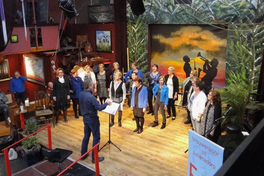 Zanggroep Eigenwijz in de Schuur van Kees